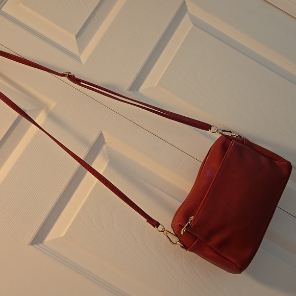 Elegant Red Crossbody Bag - Picture 5 of 10